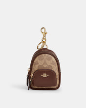 Cargar imagen en el visor de la galería, Llavero Coach Mini Court Backpack Canvas