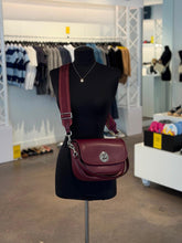 Cargar imagen en el visor de la galería, Crossbody Marc Jacobs Saddle Bag - Dark Plump
