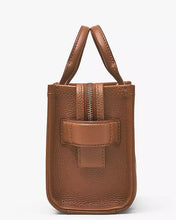 Cargar imagen en el visor de la galería, The Tote Bag Leather Crossbody Marc Jacobs - Argan Oil