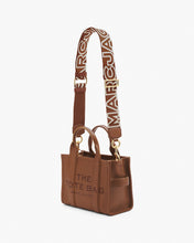 Cargar imagen en el visor de la galería, Strap Marc Jacobs The Outline Logo Webbing - Argan Oil