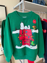Cargar imagen en el visor de la galería, Poleron Navideño Luces - Snoopy Verde
