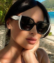 Cargar imagen en el visor de la galería, Gafas de Sol Prada - Negro con Blanco